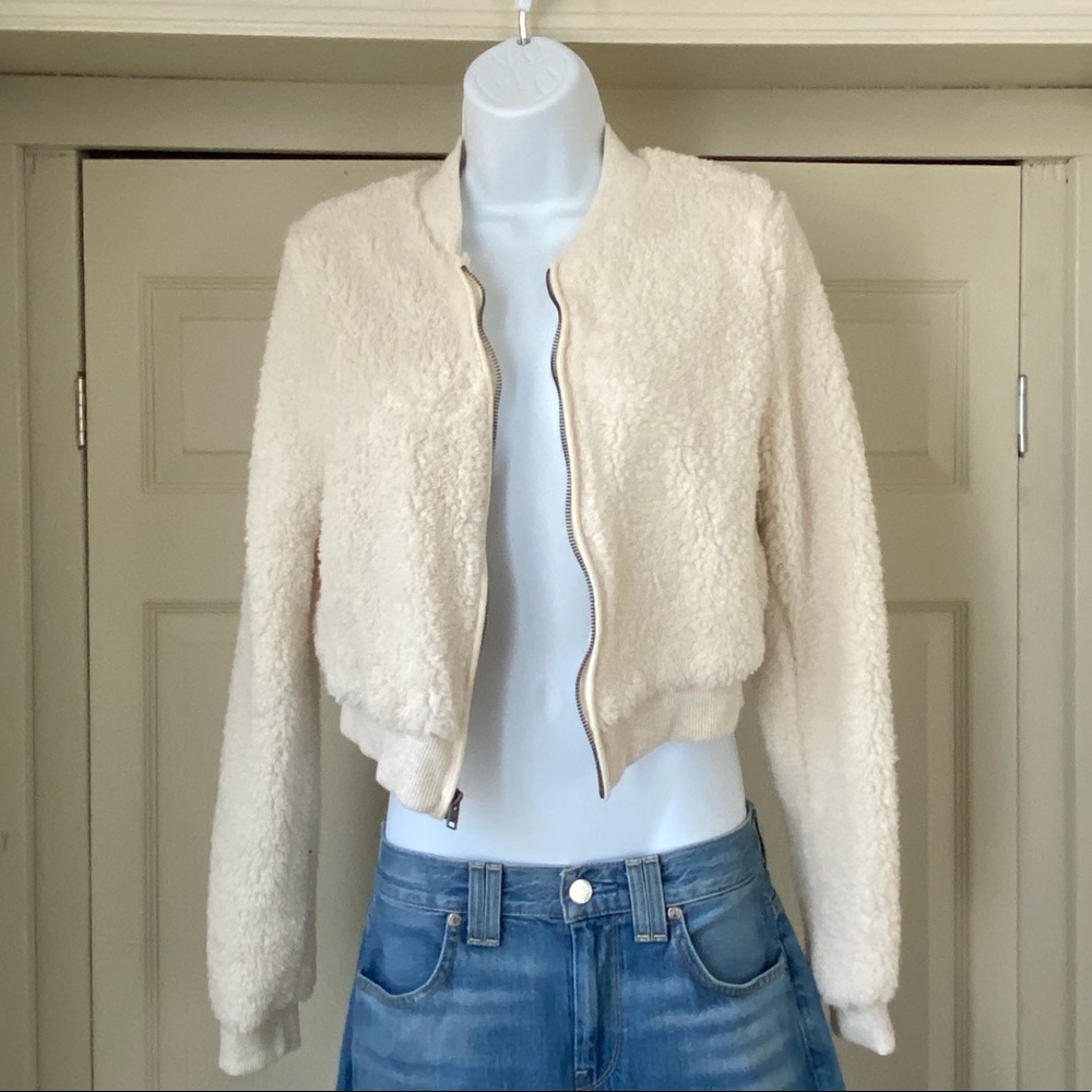 Hollister - Picture 2 of 7